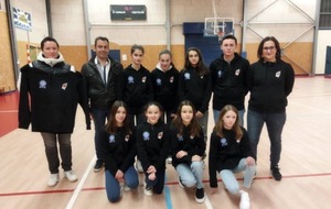 Notre sponsor SFE représenté par Laurent CHAUMONT a créé des vestes pour les joueuses et coachs de l'équipe U13F